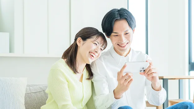 微笑む男女の写真